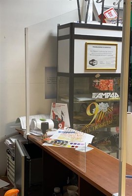 Настольный защитный экран на металлических стойках с зажимами - фото 4774