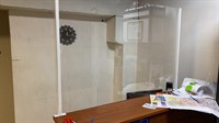 Настольный защитный экран на металлических стойках с зажимами